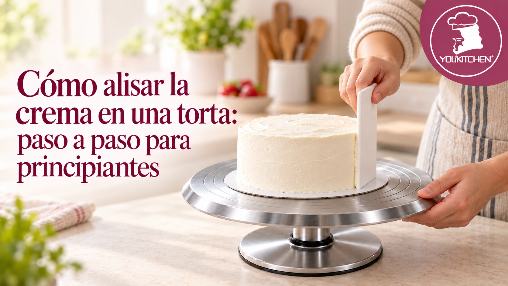 Alisado de una torta con crema chantilly sobre un plato giratorio